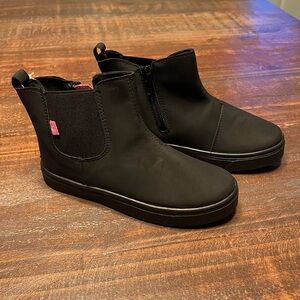 Black boots size 12 y